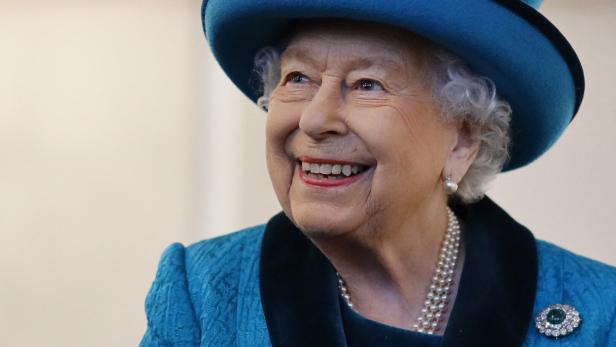 Queen Elizabeth II. in blau gekleidet und mit Perlenkette.