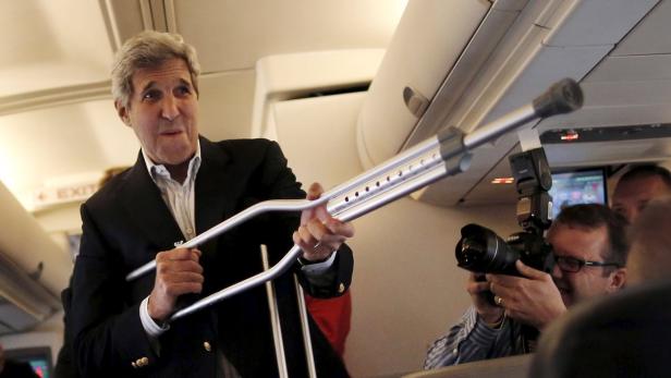 US-Außenminister John Kerry beim Anflug auf Wien. Nach seinem Beinbruch ist er noch immer auf Krücken, aber sichtlich wehrhaft.