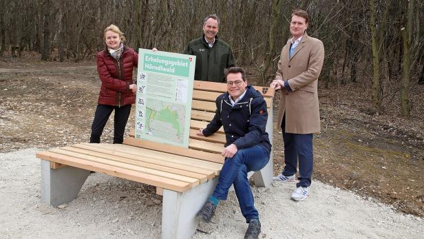 Klima-Stadtrat Jürgen Czernohorszky (sitzend) eröffnete den neuen Rastplatz im Hörndlwald.
