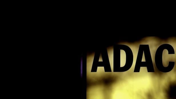 Das Logo des ADAC ist vor einem gelblichen Hintergrund zu sehen.