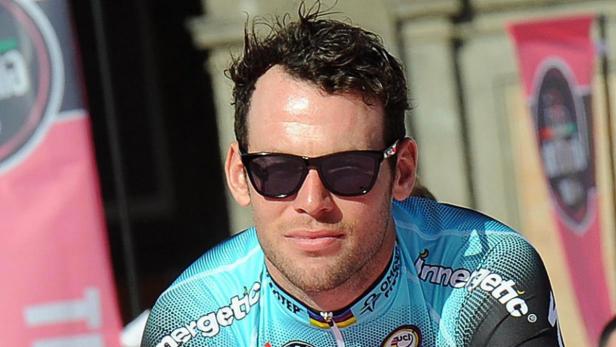 epa03686445 British cyclist Mark Cavendish (L) of the Omega Pharma-Quick Step team attends his team&#039;s presentation for the 96th Giro d&#039;Italia cycling tour at Piazza del Plebiscito in Naples, Italy, 03 May 2013. EPA/DANIEL DAL ZENNARO