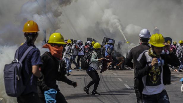 Wieder Tränengas und Blendgranaten gegen Demonstranten in Myanmar