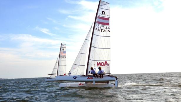 Zwei Segelboote auf dem Wasser, eines mit österreichischer Flagge.