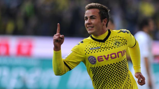 Mario Götze im gelben Trikot von Borussia Dortmund jubelt mit erhobenem Zeigefinger.