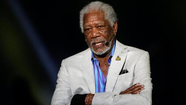 Morgan Freeman Heute zählt er zu den dicken Fischen in der Filmfabrik. Doch auch Morgan Freeman hat verhältnismäßig spät Karriere gemacht. Obwohl Freeman seit seinem 9 Lebensjahr als Schauspieler tätig ist, gelang ihm der Durchbruch erst in den 1970ern und 1980er Jahren. Damals ging er bereits auf die 40 zu. Inzwischen blickt Freeman auf mehrere Oscar-Nominierungen und Auszeichnungen zurück. 2004 wurde der heute  78-Jährige für &quot;Million Dollar Baby&quot; als bester Nebendarsteller mit einem Oscar ausgezeichnet.  
