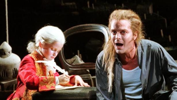 „Mozart!“ kommt zurück. Das Stück anno 1999: Alma Hasun als Amadé (li.) und Yngve Gasoy-Romdal als Mozart (re.)