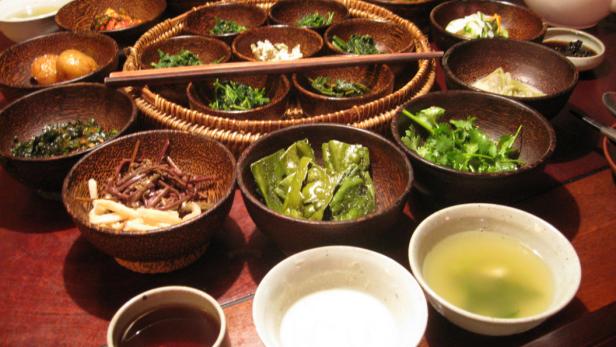 In China ist der Genuss von Algen seit rund 2500 Jahren bekannt, mit der Zeit setzten sie auch andere asiatische Länder in der täglichen Ernährung ein.