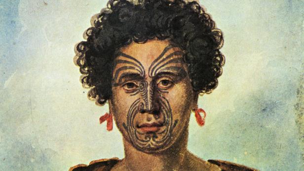 Naturvölker trugen lange großflächige Tätowierungen im Gesicht. Das Bild zeigt einen Maori-Häuptling aus Neuseeland aus den 20er-Jahren des 19. Jahrhunderts