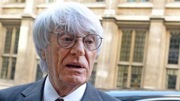 Bernie Ecclestone mit Brille vor einem Gebäude.