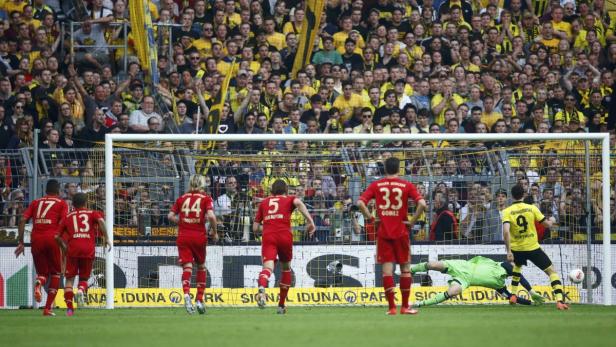 Borussia Dortmund's Robert Lewandowski (R) fails to score a penalty shot against Bayern Munich's goalkeeper Manuel Neuer during their German first division Bundesliga soccer match in Dortmund May 4, 2013. REUTERS/Lisi Niesner (GERMANY - Tags: SPORT SOCCER) DFL RULES TO LIMIT THE ONLINE USAGE DURING MATCH TIME TO 15 PICTURES PER GAME. IMAGE SEQUENCES TO SIMULATE VIDEO IS NOT ALLOWED AT ANY TIME. FOR FURTHER QUERIES PLEASE CONTACT DFL DIRECTLY AT + 49 69 650050.