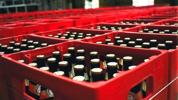 Volle, rote Bierkästen mit Flaschen der Marke Kaiser stehen bereit.