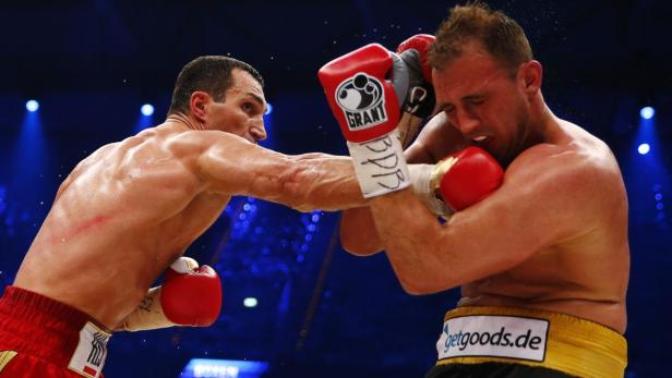 Heavyweight boxing world champion Vladimir Klitschko (L) of Ukraine lands a punch on his Italian-born challenger Francesco Pianeta at the SAP arena in Mannheim, May 4, 2013. Klitschko stopped former sparring partner Pianeta inside six rounds in Mannheim on Saturday to retain his four world heavyweight title belts. REUTERS/Kai Pfaffenbach (GERMANY - Tags: SPORT BOXING)
