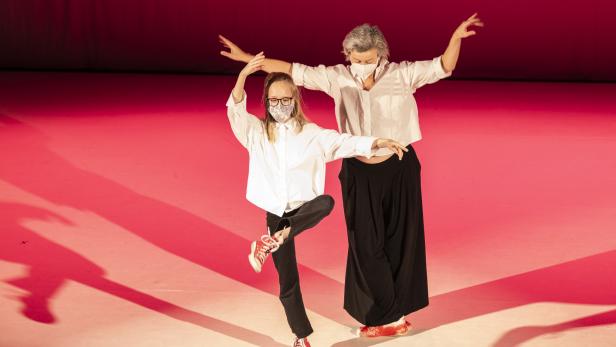 Junge Tänzerin und ältere Tänzerin - in rotem Licht