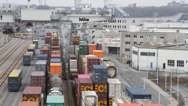 Die drei Portalkräne am Freudenauer Hafen bewegen pro Woche 7.000 Container.