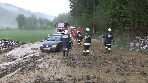 APA12602156 - 05052013 - EDLITZ - ÖSTERREICH: Einsatzkräfte der Feuerwehr bei Räumungsarbeiten bei Edlitz nachdem am Samstag, 4. Mai 2013, schwere Unwetter im niederösterreichischen Wechselgebiet zu Vermurungen geführt hatten. APA-FOTO: EINSATZDOKU.AT