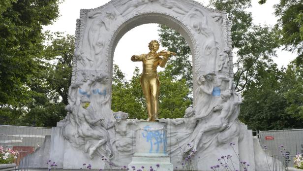 Strauss-Denkmal im Stadtpark mit Pokemon-Go-Graffiti beschmiert