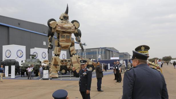 Der 9,7 Meter hohe Konzept-Roboter &quot;Parabot&quot; wurde 2016 bei einer Militärmesse in Pretoria, Südafrika, präsentiert.