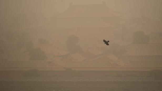 Verbotene Stadt in Peking ist durch den Sandsturm nur schemenhaft erkennbar