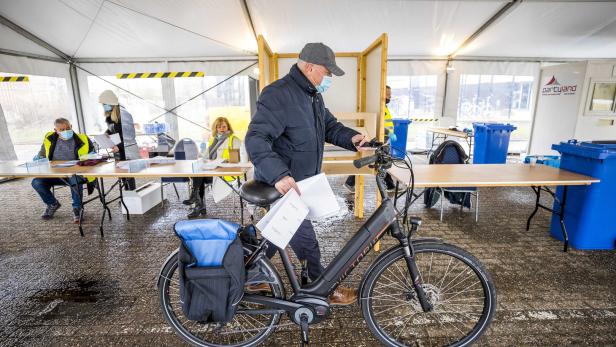 Erstes Fahrrad-Wahllokal in den Niederlanden aktiviert