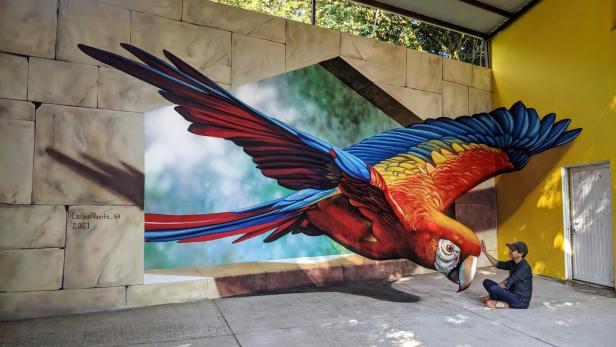 Carlos Alberto GH interagiert gerne mit seinen Werken. „Du kannst im Bild posieren, als wärst du ein Teil davon.“ Der Vogel fliegt in Palenque, Mexiko