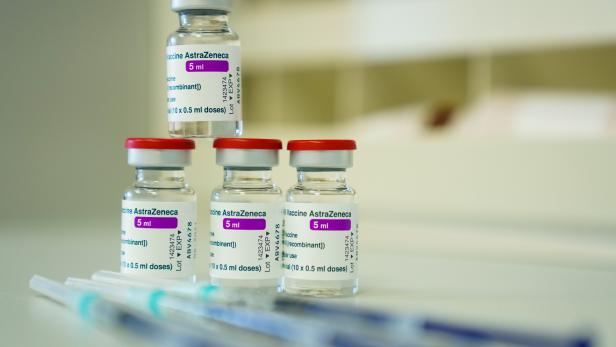 Pharmafirmen sagen armen Ländern 3,5 Milliarden Corona-Impfdosen zu