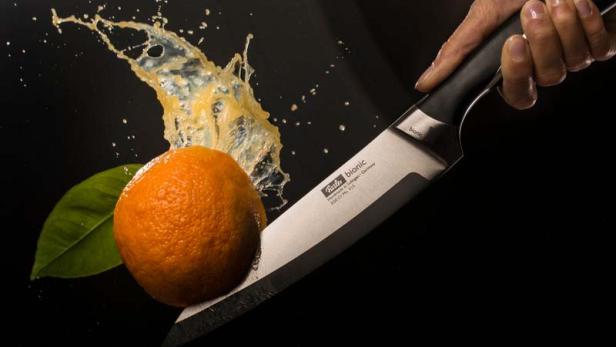 Kategorie: Produktfoto Das PR-Foto &quot;Fruit Ninja&quot; wird eingesetzt als Produktfoto bei einem Presseaussand, bei dem die Vorteile des selbstschärfenden Messers Fissler bionic dargestellt werden. Einreicher: Beate Adler / Fotograf: Lars Kempin