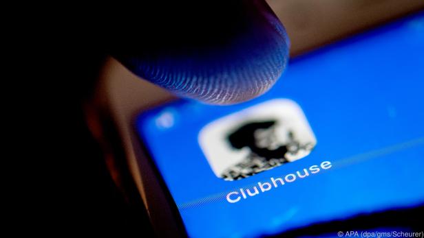 In Clubhouse kann man nun Leute einladen, indem man ihre Nummer eintippt