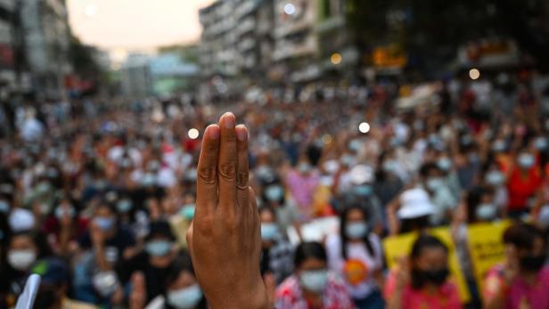Drei gestreckte Finger als Zeichen des Widerstands gegen das Regime in Myanmar