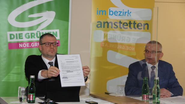 Vizebürgermeister Hörlezeder (Grüne) und ÖVP-Stadtrat Ettlinger mit der von Riegler angeblich handschriftlich veränderten Sitzungsunterlage