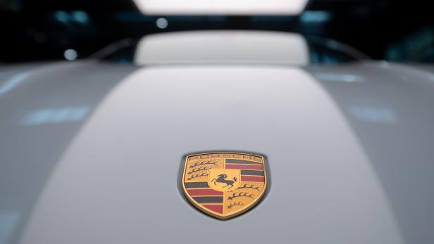 Porsche Wappen auf einem Fahrzeug.