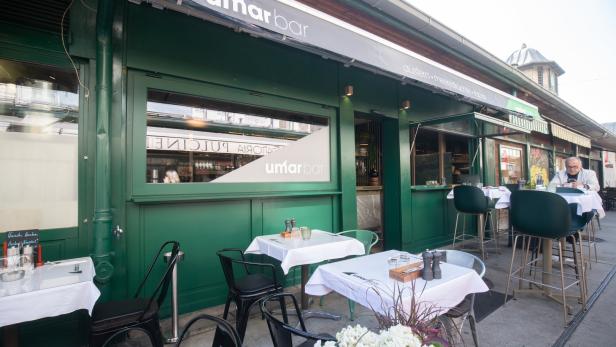 Das Restaurant „umar bar“ mit Tischen im Freien lädt zum Verweilen ein.