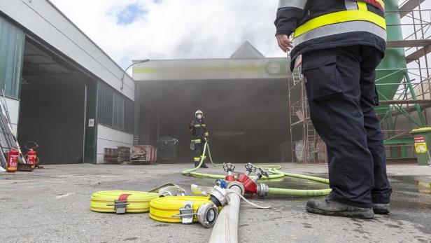 Anhänger brannte in Kremser Betriebshalle