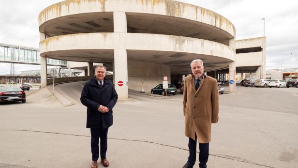 Bürgermeister Klaus Schneeberger und Stadtrat Franz Dinhobl beim alten Parkdeck, das komplett abgetragen und durch das moderne &quot;Parkdeck 3&quot; ersetzt wird