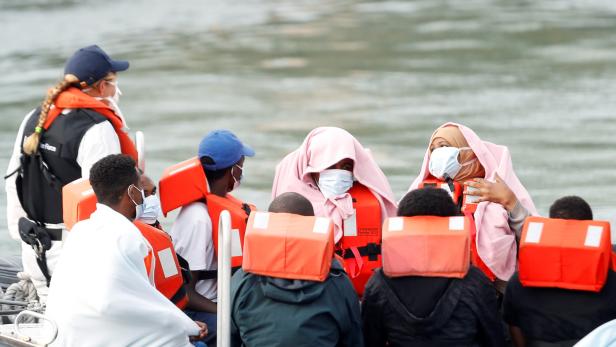 Medienberichte: London will Migranten in externen Gebieten festhalten