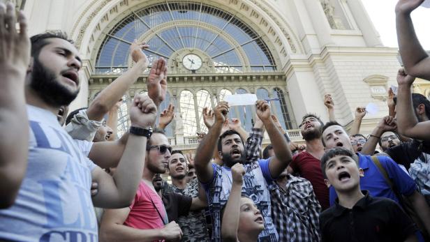 „Germany“ schrien die Flüchtlinge vor dem Ostbahnhof in Budapest. Bis zu 2000 Menschen harrten dort aus
