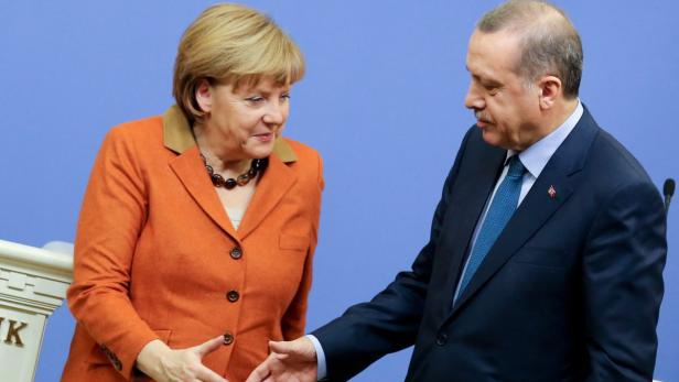 epa03600454 German Chancellor Angela Merkel (L) and Prime Minister of Turkey Recep Tayyip Erdogan shake hands after a press conference in Ankara, Turkey, 25 February 2013. Erdogan on 25 February said he had asked visiting German Chancellor Angela Merkel for support on pushing forward Ankara&#039;s long-stalled EU accession talks. EPA/KAY NIETFELD