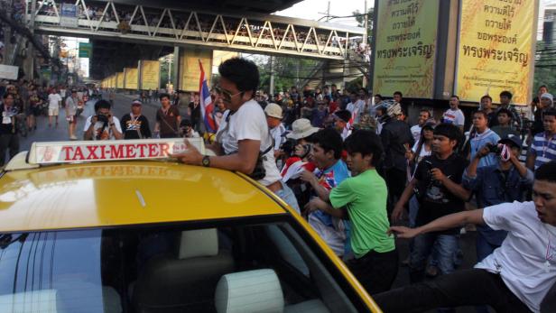 Die Massenproteste gegen die Regierung Thailands haben am Samstag Demonstranten aus dem Gegenlager auf den Plan gerufen.