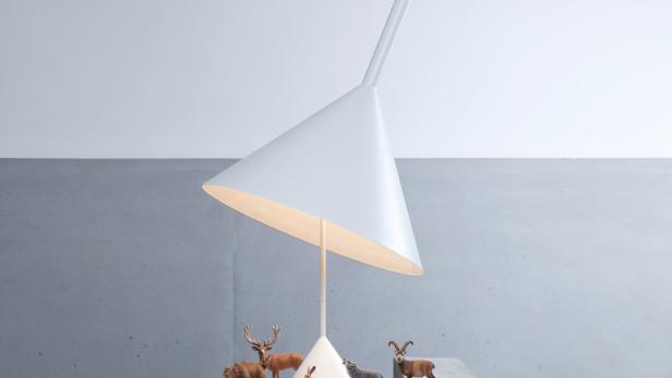 Tischleuchte &quot;Funnel&quot; von Vertigo Bird ist einem Trichter nachempfunden. Der Schirm ist kippbar und richtet das Licht dorhin, wo es gebraucht wird. Auch als Hänge- und Stehlampe erhältlich.