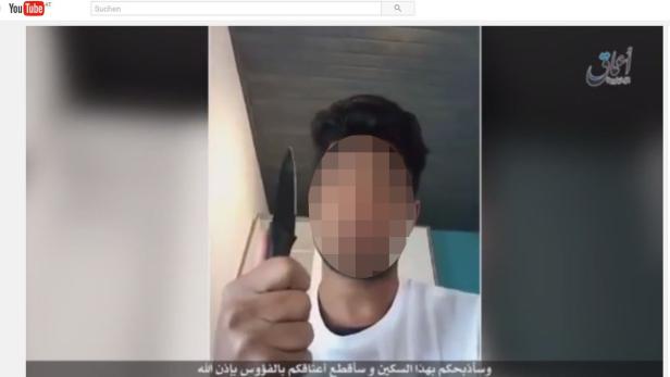 Eine Person mit verpixeltem Gesicht hält ein Messer in die Kamera.