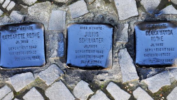 Im Oktober und November 2013 wurden die &quot;Stolpersteine&quot;, die zum Gedenken von ermordeten Opfern des Nationalsozialismus errichtet wurden, beschmiert.