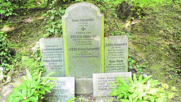 Die SS-Runen auf der Grabstätte des Untersturmführers Friedrich Katzwendel sind entfernt. Die Lebens- und Todesrunen prangen aber weiter am Gedenkstein