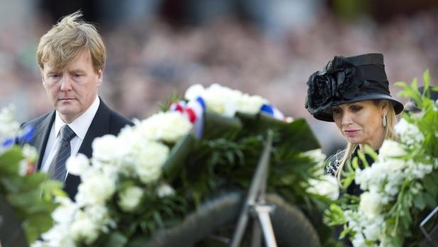 The Netherlands&#039; King Willem Alexander and Queen Maxima attend a wreath-laying ceremony in memory of those who died in World War Two, at the national monument on Dam Square in the city of Amsterdam May 4, 2013. REUTERS/Paul Vreeker/United Photos (NETHERLANDS - Tags: ROYALS CONFLICT)