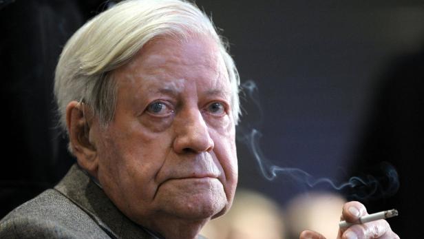 Helmut Schmidt raucht eine Zigarette.