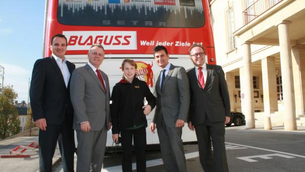 LH Niessl und Discobus-Obmann Illedits mit KURIER-Praktikant Jonathan Dorner und den beiden Bus-Managern Krammer (Südburg) und Blaguss