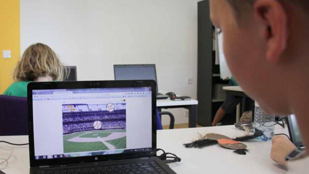 Albert zeigt sein Baseballspiel
