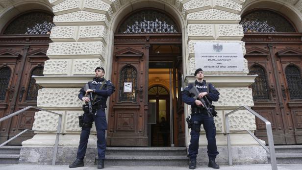 Polizei vor dem Straflandesgericht in Graz