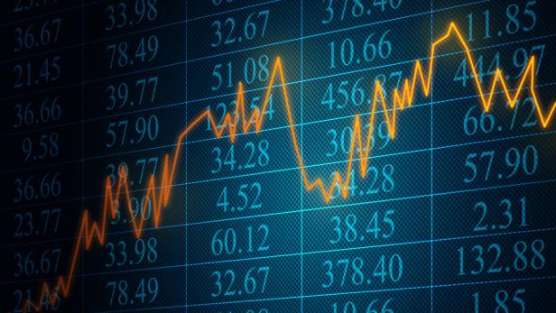 Eine orangefarbene Linie zeigt einen Aufwärtstrend vor einem Hintergrund mit Finanzdaten.