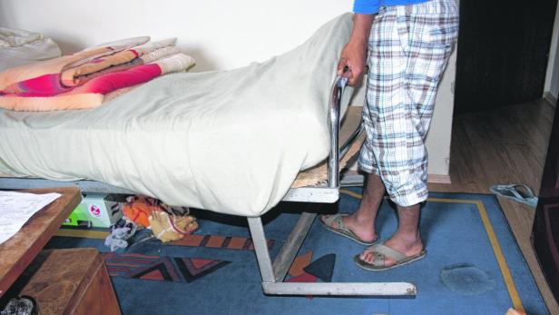 Menschenunwürdige Flüchtlingsunterkunft in Pama: Kaputte Möbel ...