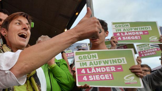 APA12611442 - 05052013 - SALZBURG - ÖSTERREICH: LANDTAGSWAHL IN SALZBURG - Die Grüne-Spitzenkandidatin Astrid Rössler während einer Wahlfeier der Grünen in Salzburg am Sonntag, 5. Mai 2013. APA-FOTO: BARBARA GINDL