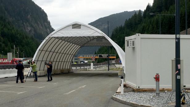 Ein Zelt zur Kontrolle von LKW an der Grenze zu Italien.